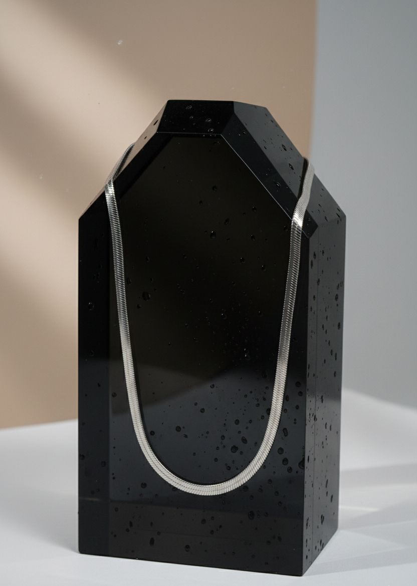 The Liquid Herringbone Chain